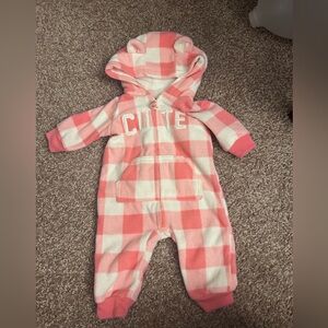 Pink Newborn body suit.
Good for winter.